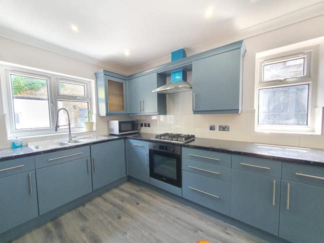 5-Bed House | 2 Modern Baths | 5 Mins to Zone 2 St Main Photo