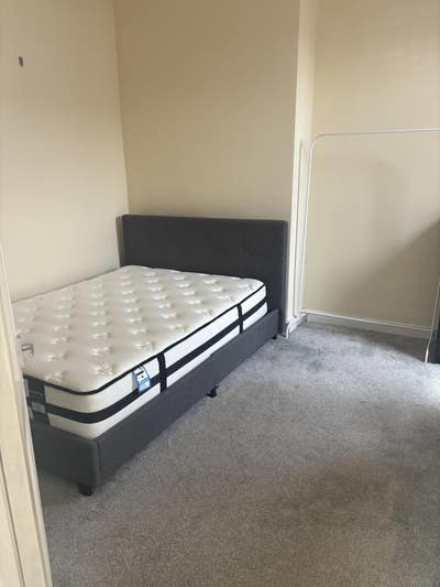 Upstairs room in Salford in cozy house ☺️ Main Photo