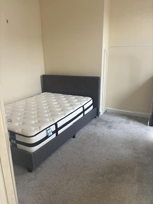 Upstairs room in Salford in cozy house ☺️ Main Photo