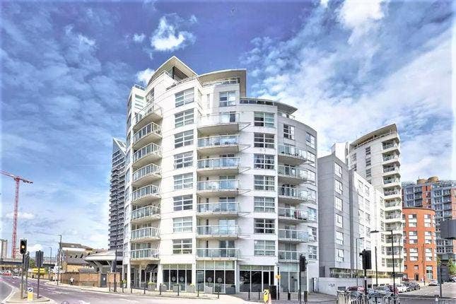 Stunning 2 bed/2 bath, Balcony, Parking, Docklands Main Photo