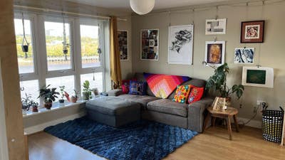 Light and spacious flat with riverside views Main Photo