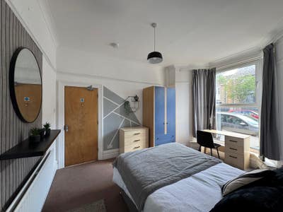 Big Rooms with All Bills Included / Low Deposit Main Photo