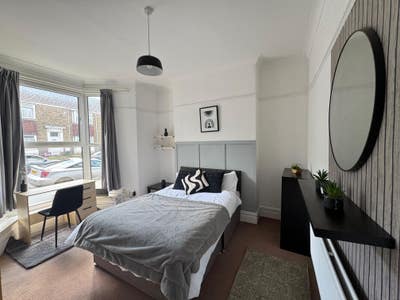 Big Rooms with All Bills Included / Low Deposit Main Photo