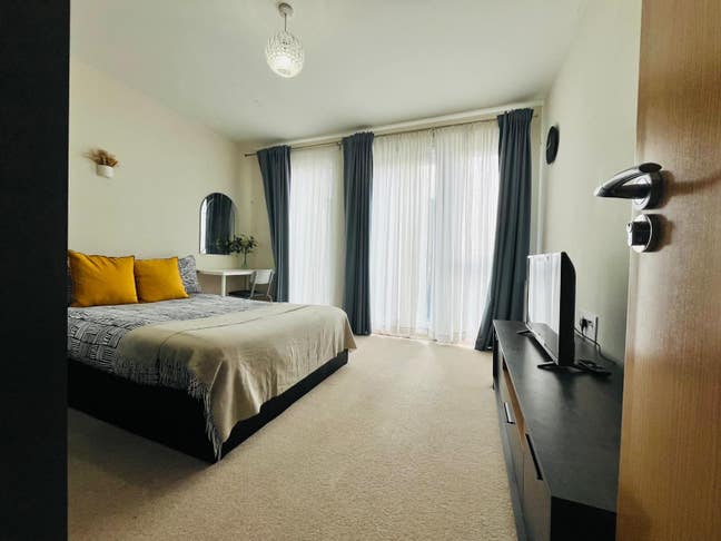 Double Room w Balcony - Just 2 mins walk Colindale Main Photo