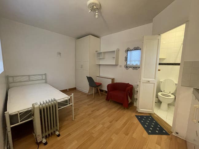 Studio flat, available now, located in Hayes Main Photo