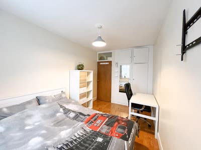 Double Room Wembley Main Photo