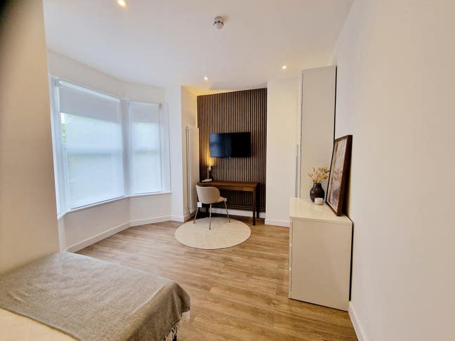 A lovely en-suite room in a high-standard home.  Main Photo