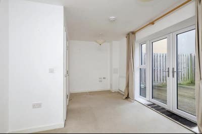 Rooms available in prime location  Main Photo