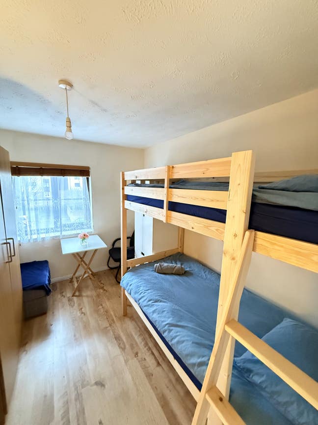 Bed in room for rent Main Photo
