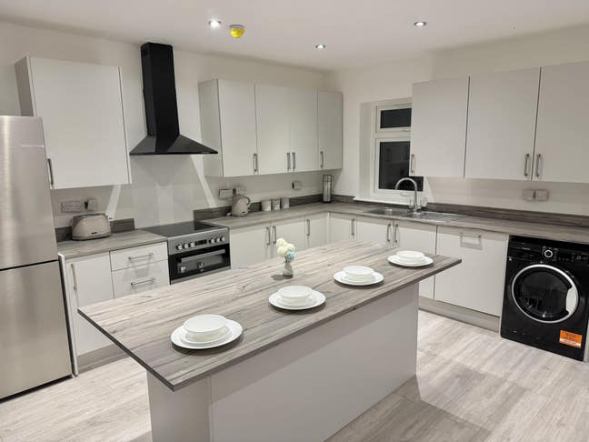 Luxury home in Sunbury on Thames- Bills included  Main Photo
