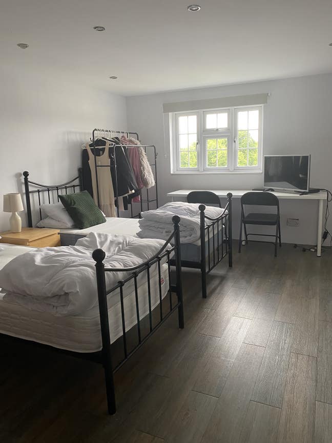 Spacious room with on suite  Main Photo