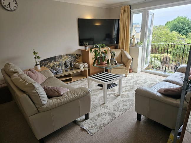 2-Bedroom Apartment in the Heart of Wimbledon Main Photo