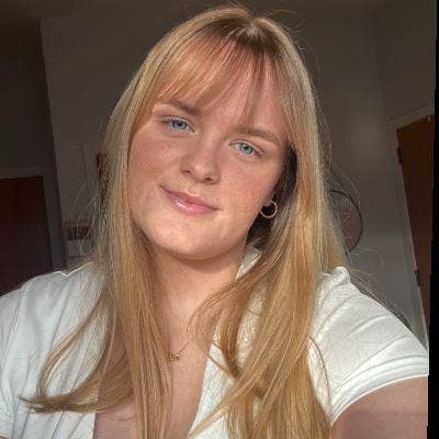 Professional looking for a flatmate/room  Main Photo