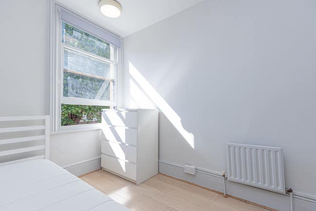 Newly decorated single studio type bedsit in N16 Main Photo