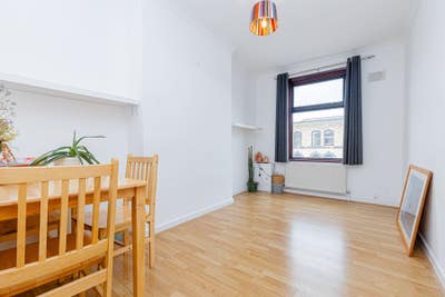 Bright and airy 2 bedroom split level flat in N16  Main Photo