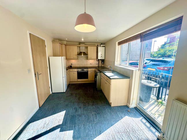 Well presented 2 bedroom house in Ruislip, HA4.  Main Photo