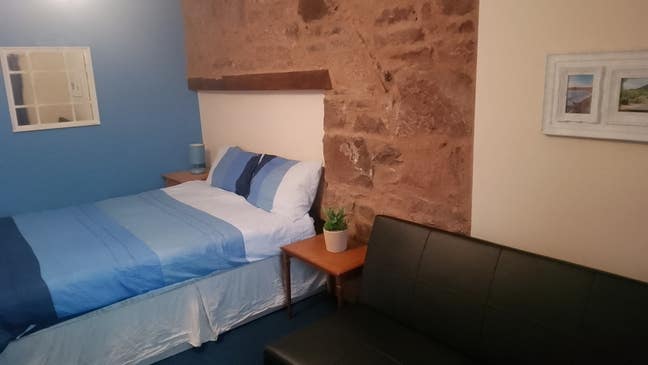 Double bedroom with shared shower room Main Photo