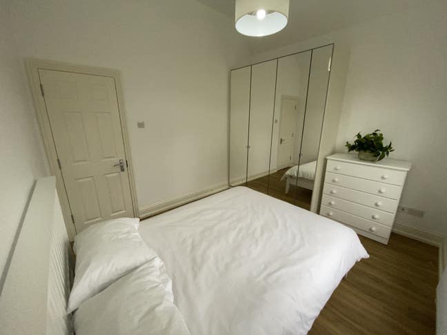 Quiet doube room in smart h/s. (36PRR6) Main Photo