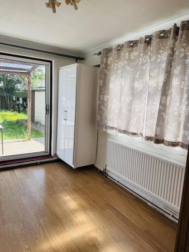  1 double bedroom available in ub4 8bs area Main Photo