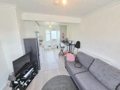 Large Double Rooms | 3-Person House Share Main Photo