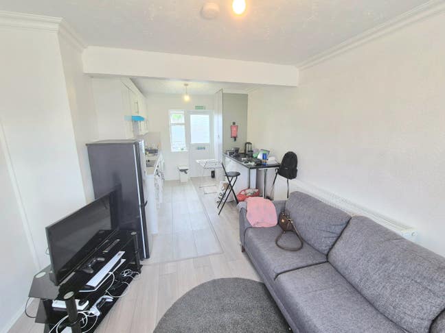 Large Double Rooms | 3-Person House Share Main Photo