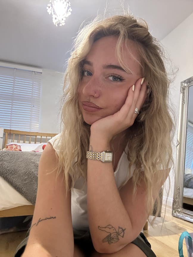 Female professional looking for a room or buddy up Main Photo