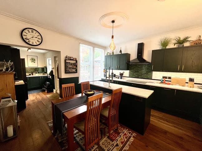 Double Bedroom in beautiful Chapel Allerton house Main Photo