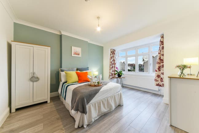 Double en-suite rooms available  Main Photo