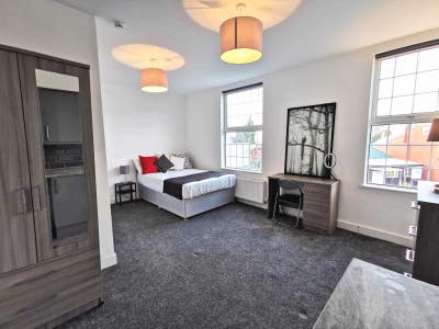 ** LARGE Modern En Suite Moseley -No Bills To Pay! Main Photo
