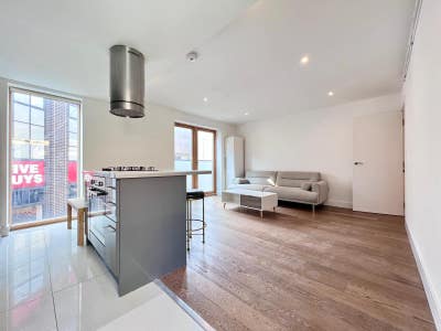 Charming & Spacious 2-Bed Flat w/ Private Balcony Main Photo