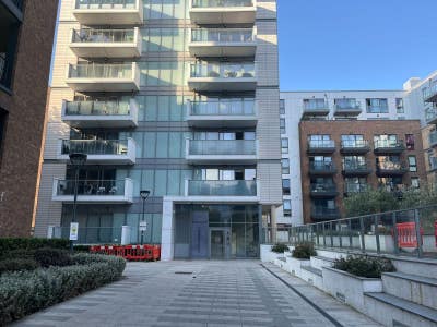 Bright Double Room in 3Bed Flat *Gym & Concierge Main Photo