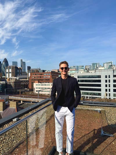 Finance professional looking a double room  Main Photo