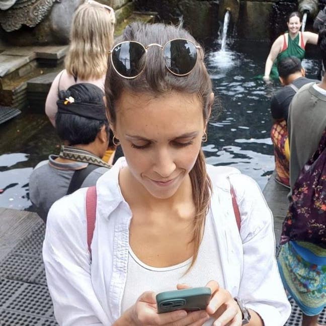 Female professional looking for a double room Main Photo