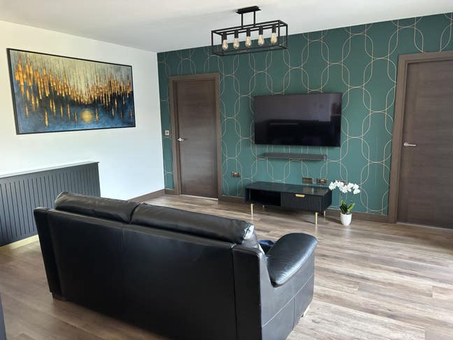 Spacious, Bright Double Room with Private Bathroom Main Photo
