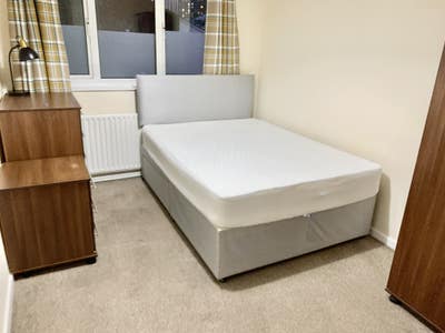 A Good Size Double Rooms 1Min to Dlr & Other Stns Main Photo