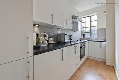 Modern Spacious Studio Apartment in Paddington Main Photo