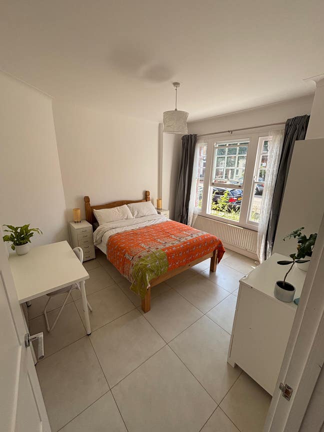 Bright + spacious double room in a friendly home Main Photo