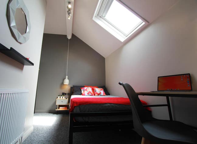 Stylish Bedroom in shared house, All Inc Main Photo