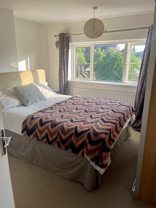 Double room to rent with plenty of storage  Main Photo
