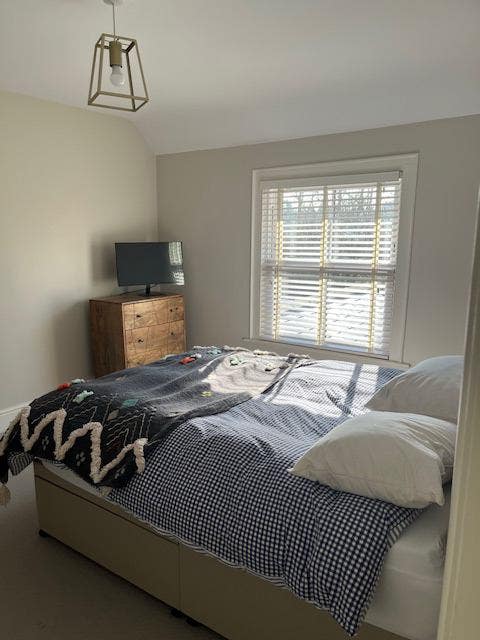 Bright double bedroom near Cranleigh high street Main Photo