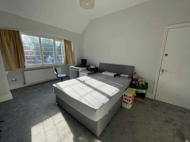 Beautiful large bedroom  Main Photo