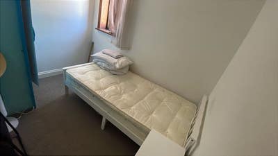 A decent single room available in a decent house Main Photo