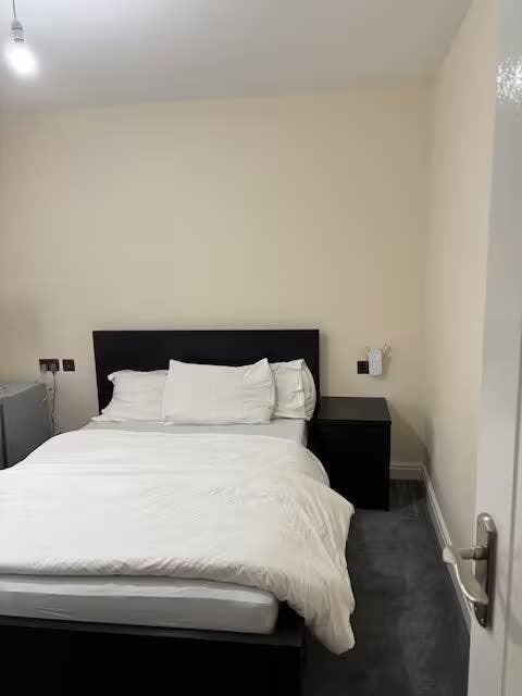 Ensuite Double Room in Quiet Family Home Main Photo