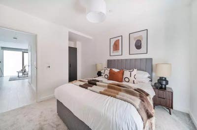 Looking for female roommate in 3 bed flat Main Photo