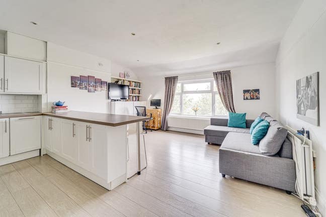 Double room in beautiful flat Main Photo