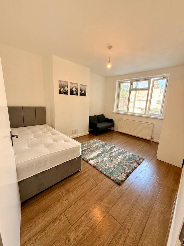 Refurbished Flat - New Furnishings - London E10 Main Photo