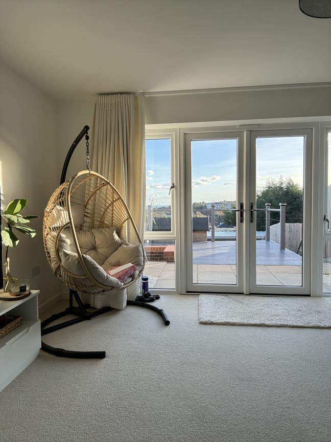 Bright Double Room in Peaceful 2-Bed Home  Main Photo