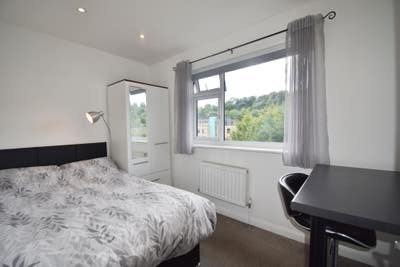 Cosy room just 5 mins Caterham stn! All bills inc! Main Photo
