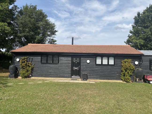 Bungalow ALL BILLS included + Gym, Sauna, & Garden Main Photo