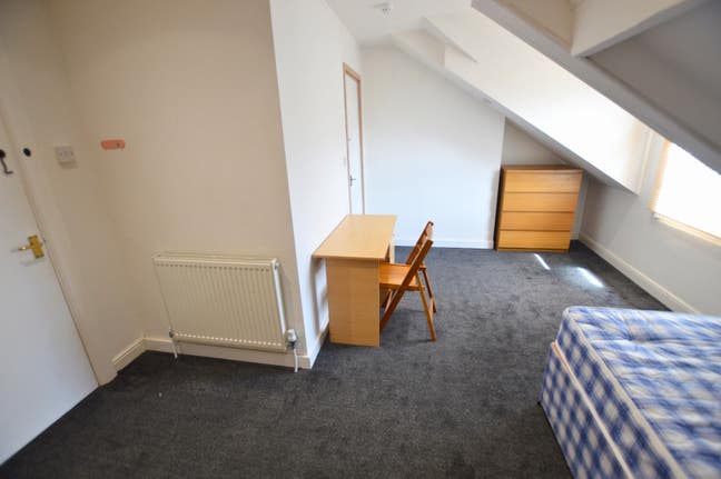 Huge Rooms In Prime Burley Location!  Main Photo